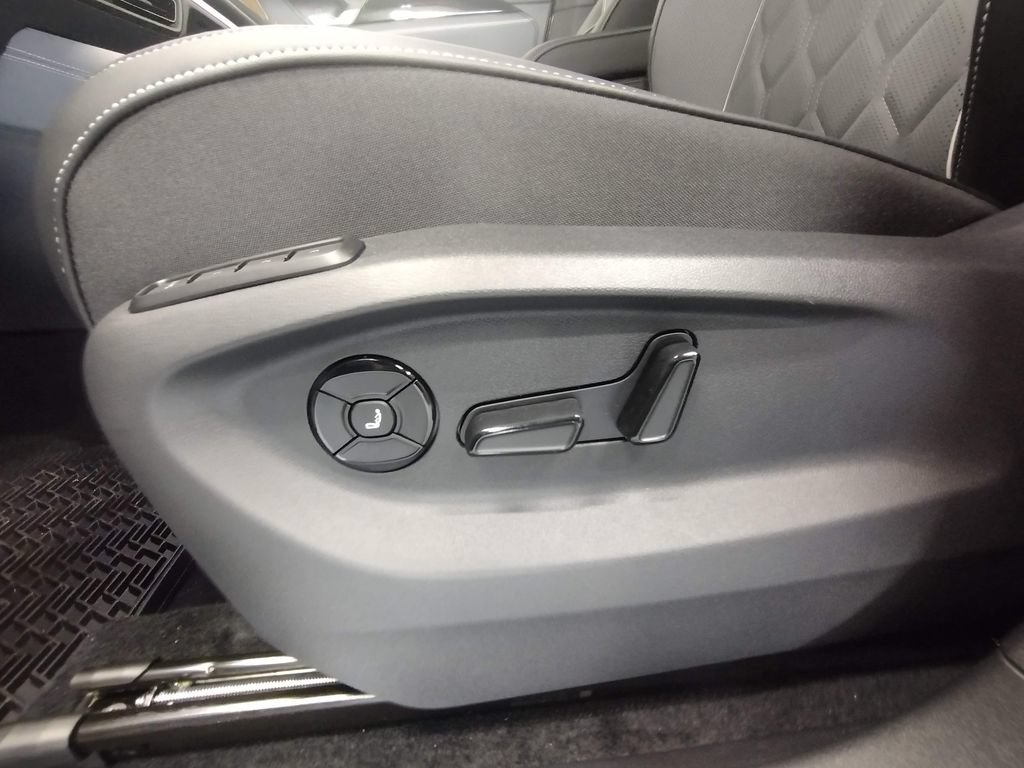 New 2026 Volkswagen Tiguan SEL R-Line AWD/4WD image 23