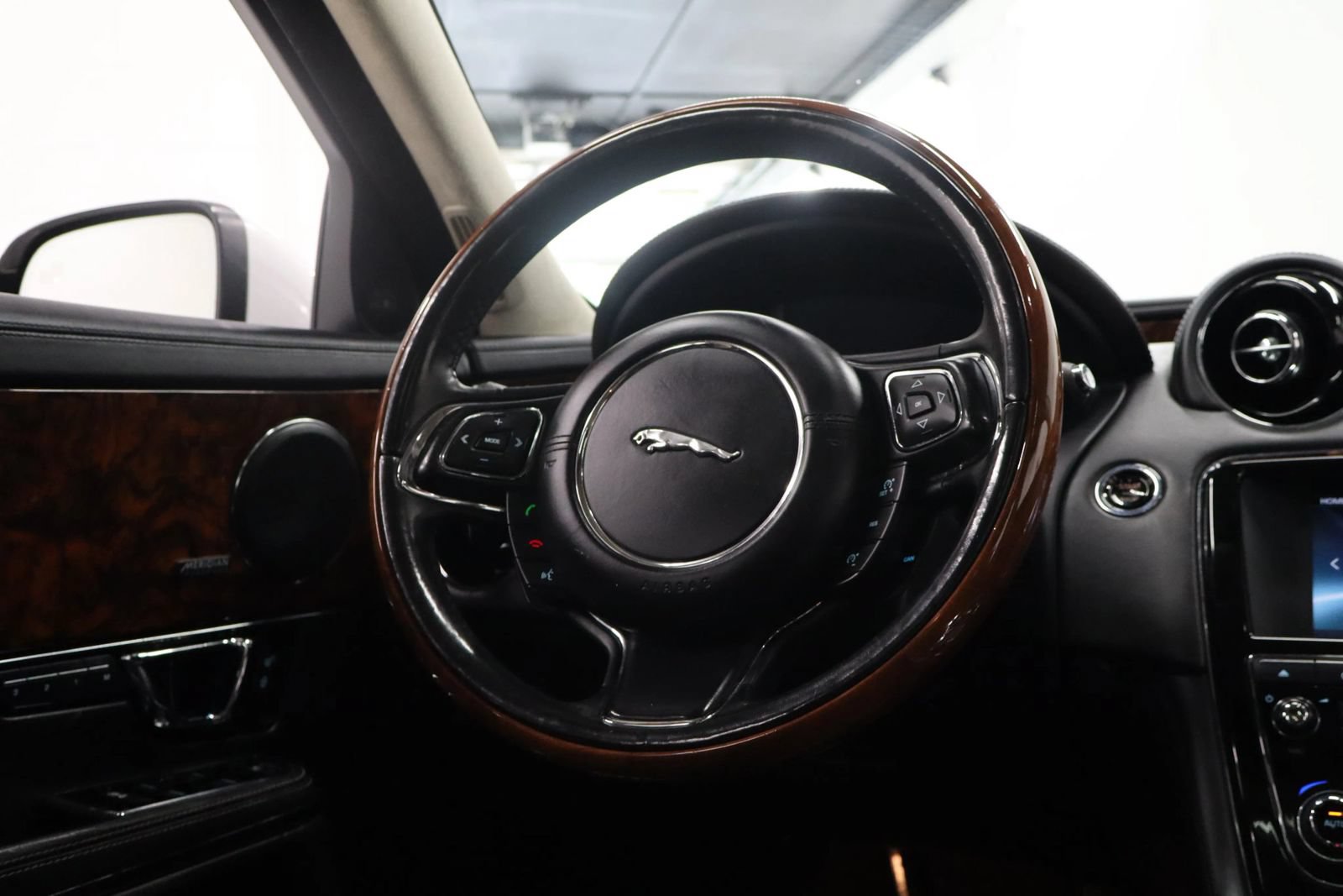 Used 2016 Jaguar XJ L Portfolio AWD/4WD image 34