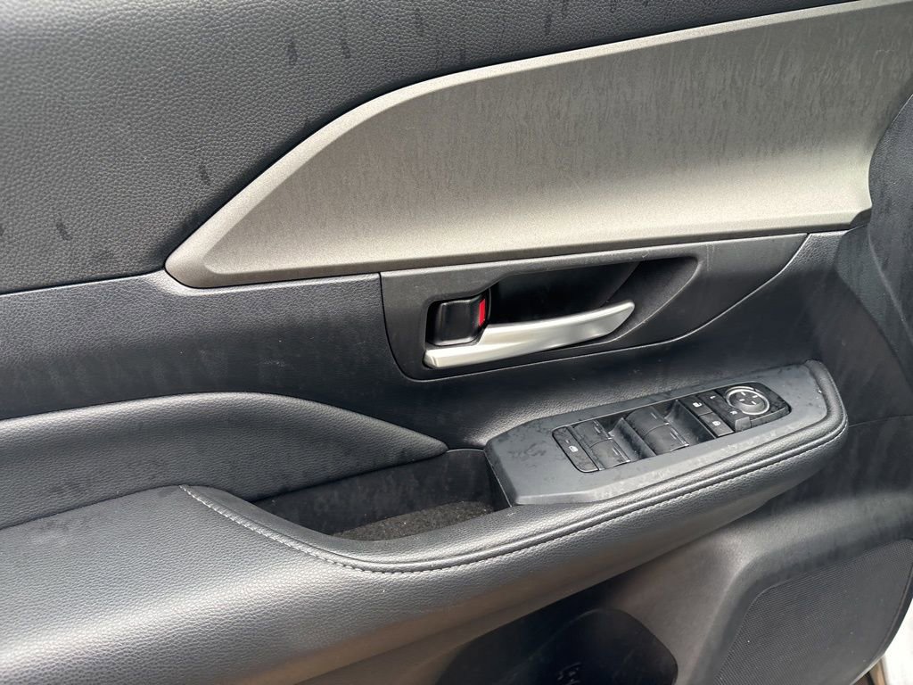 Used 2025 Toyota Grand Highlander AWD image 16