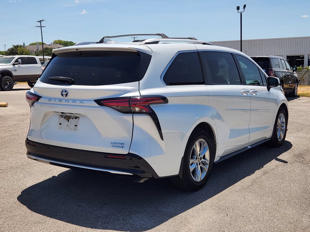 Used 2022 Toyota Sienna Limited FWD image 4