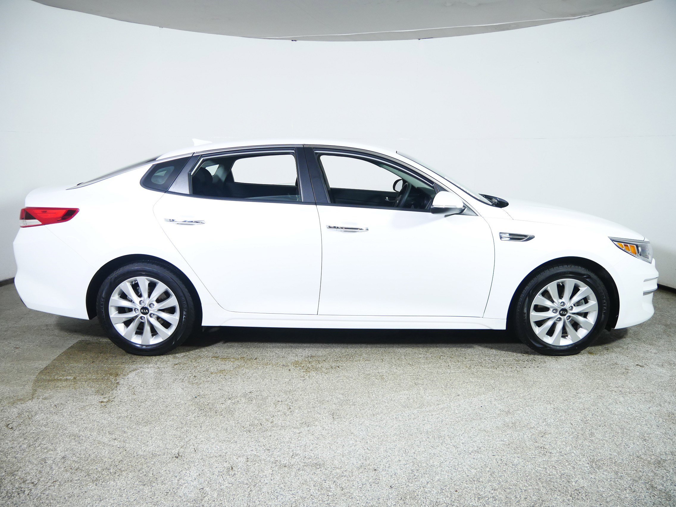 Used 2018 Kia Optima LX w/ 17" Alloy Wheels Package image 8