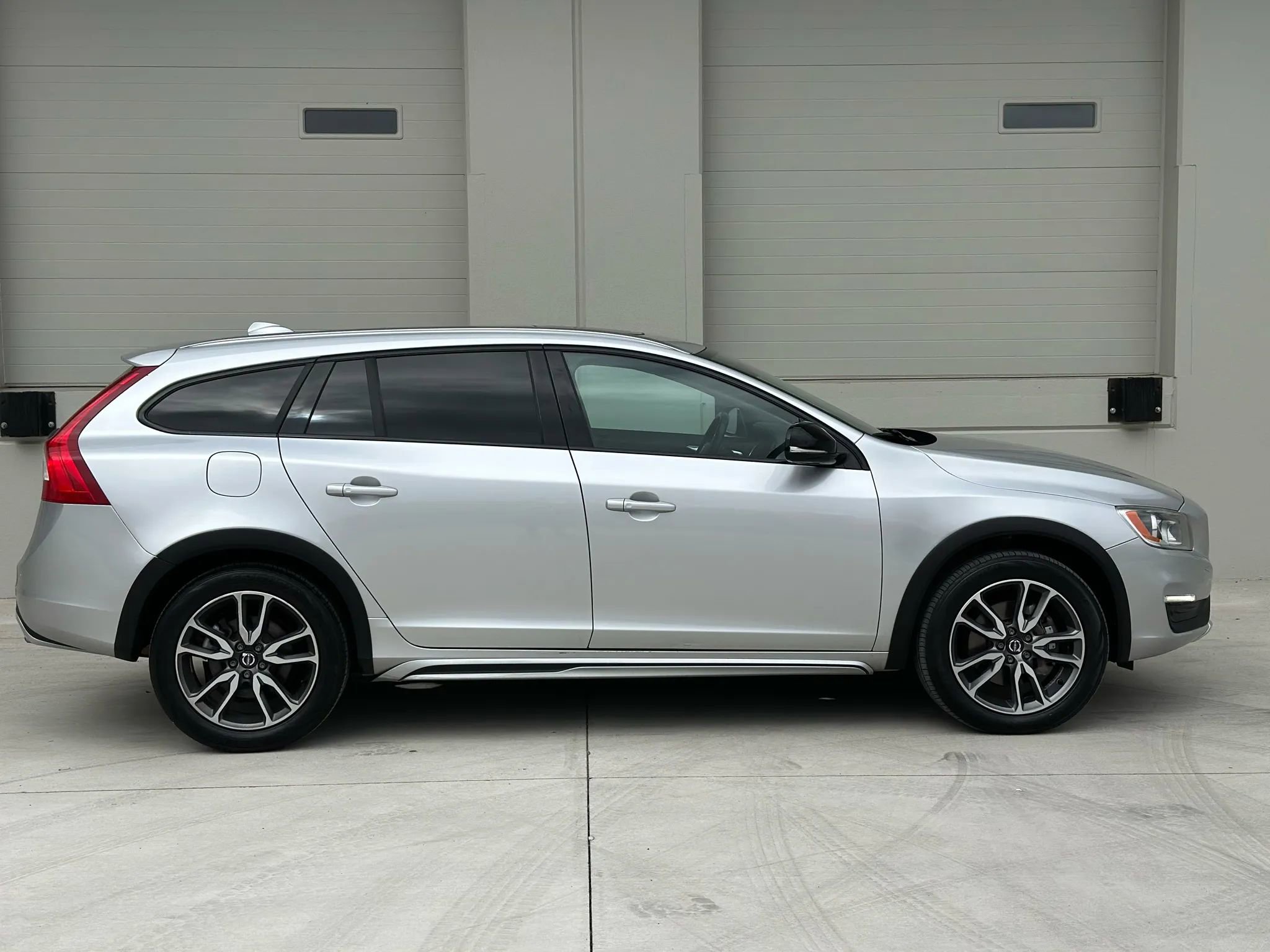 Used 2017 Volvo V60 T5 Cross Country w/ Convenience Package image 6