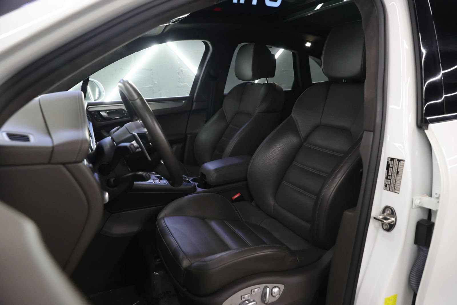 Used 2020 Porsche Macan Turbo AWD/4WD image 12