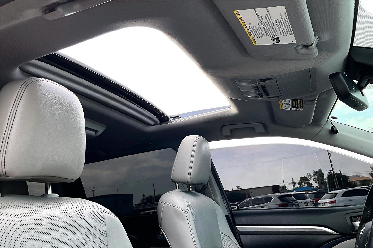 Used 2017 Toyota Highlander Limited w/ Carpet Mat Package FWD image 16