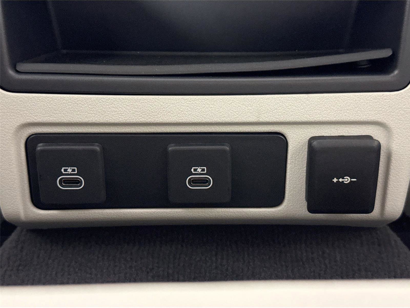 Used 2024 Jaguar XF R-Dynamic SE image 40