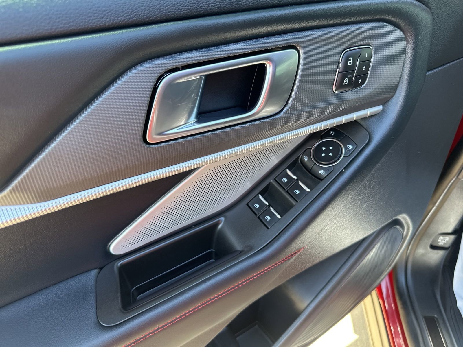 Used 2025 Ford Explorer ST image 17