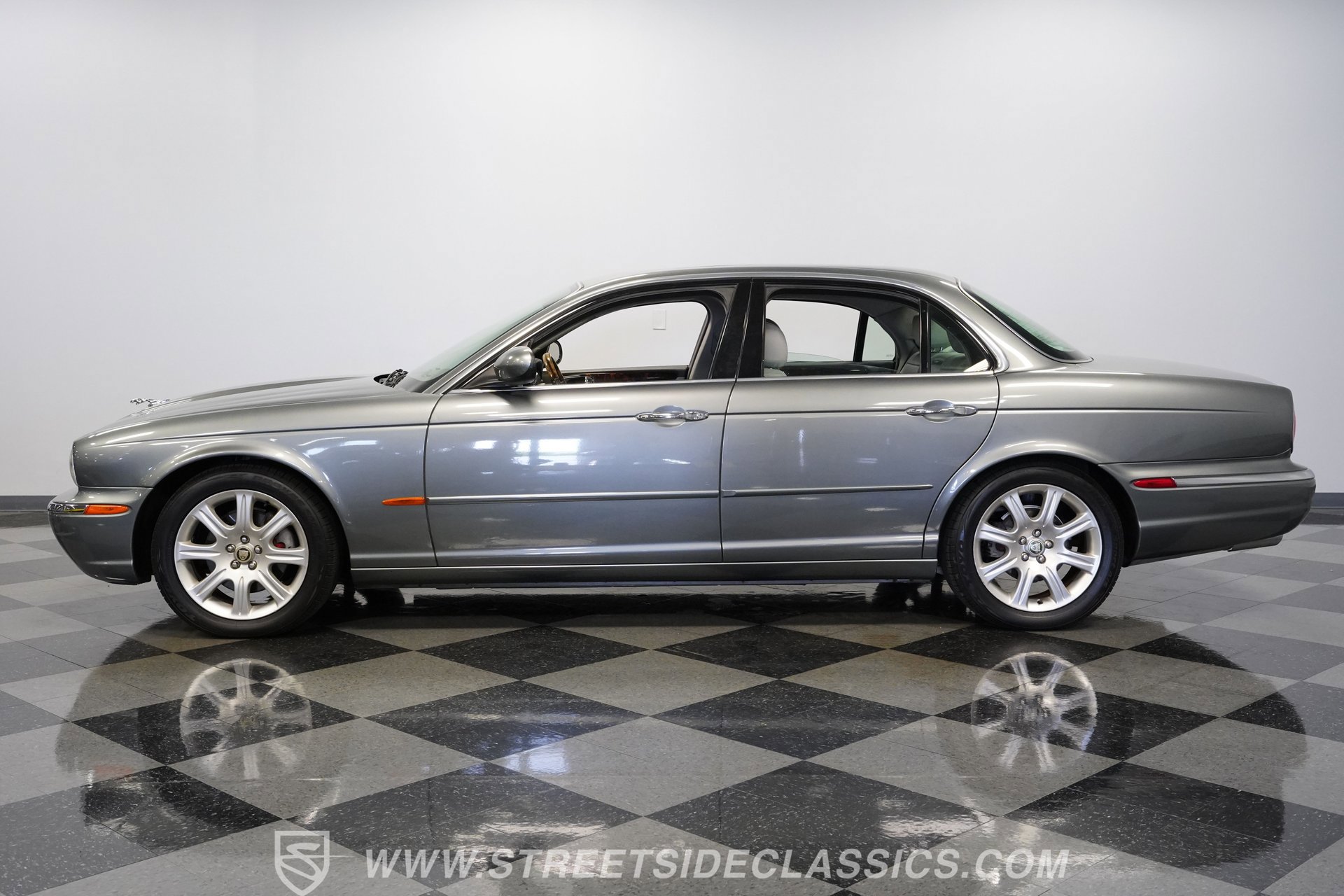 Used 2004 Jaguar XJ8 image 2