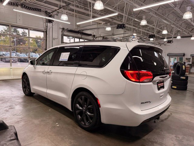 Used 2019 Chrysler Pacifica Limited w/ S Appearance Package FWD image 4