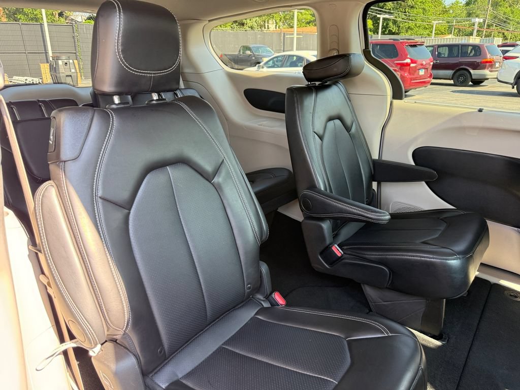 Used 2024 Chrysler Pacifica Touring-L FWD image 21