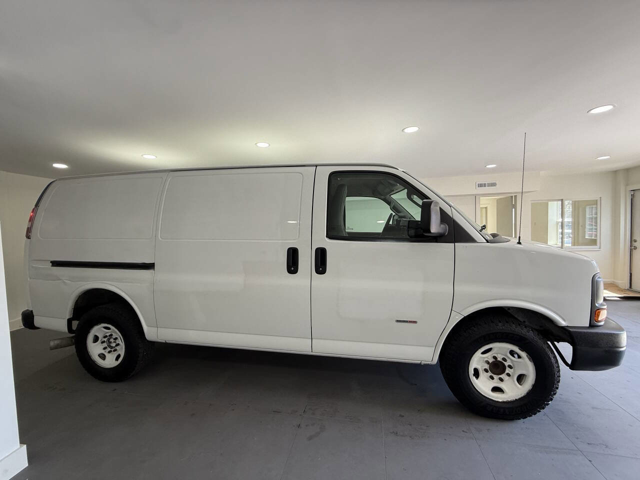 Used 2017 Chevrolet Express 2500 image 8