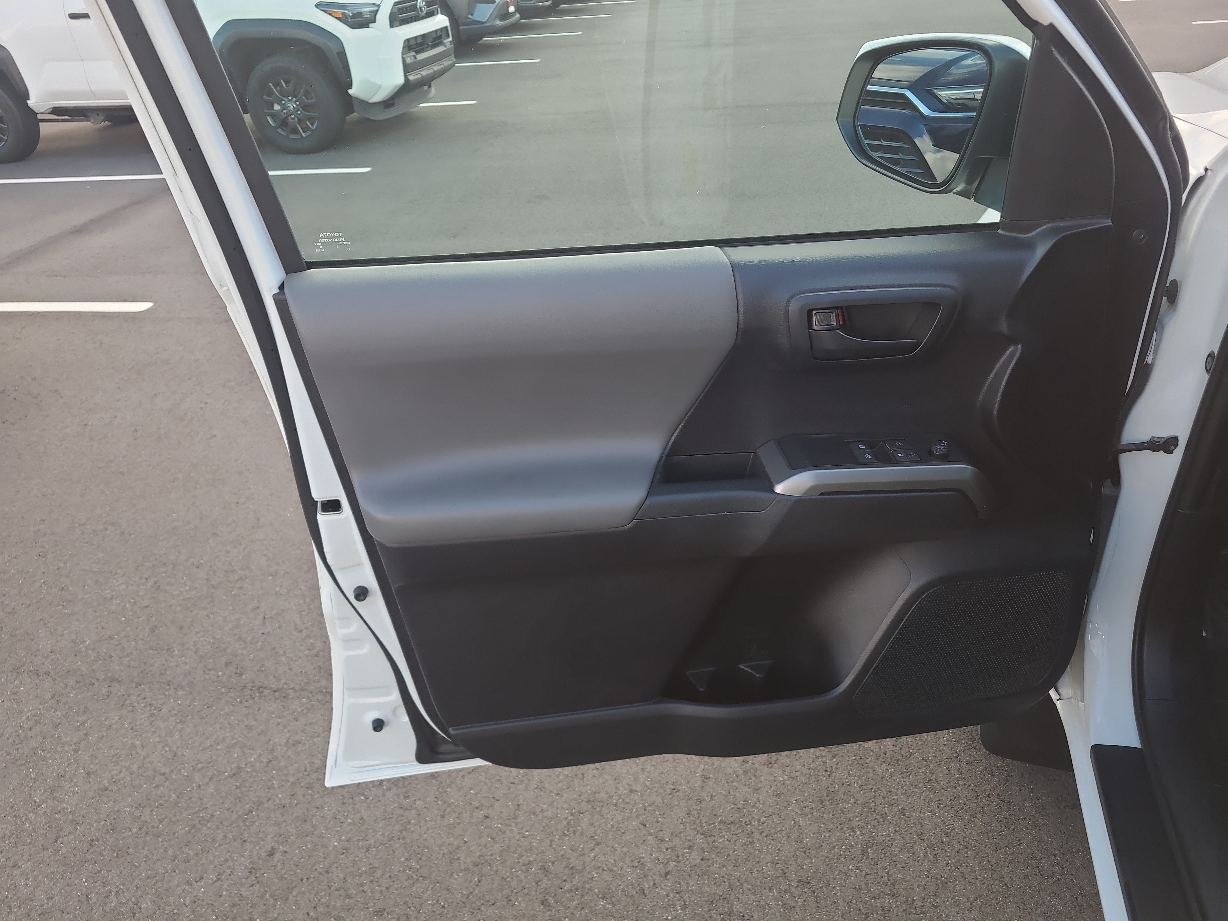 Certified 2019 Toyota Tacoma SR5 AWD/4WD image 14
