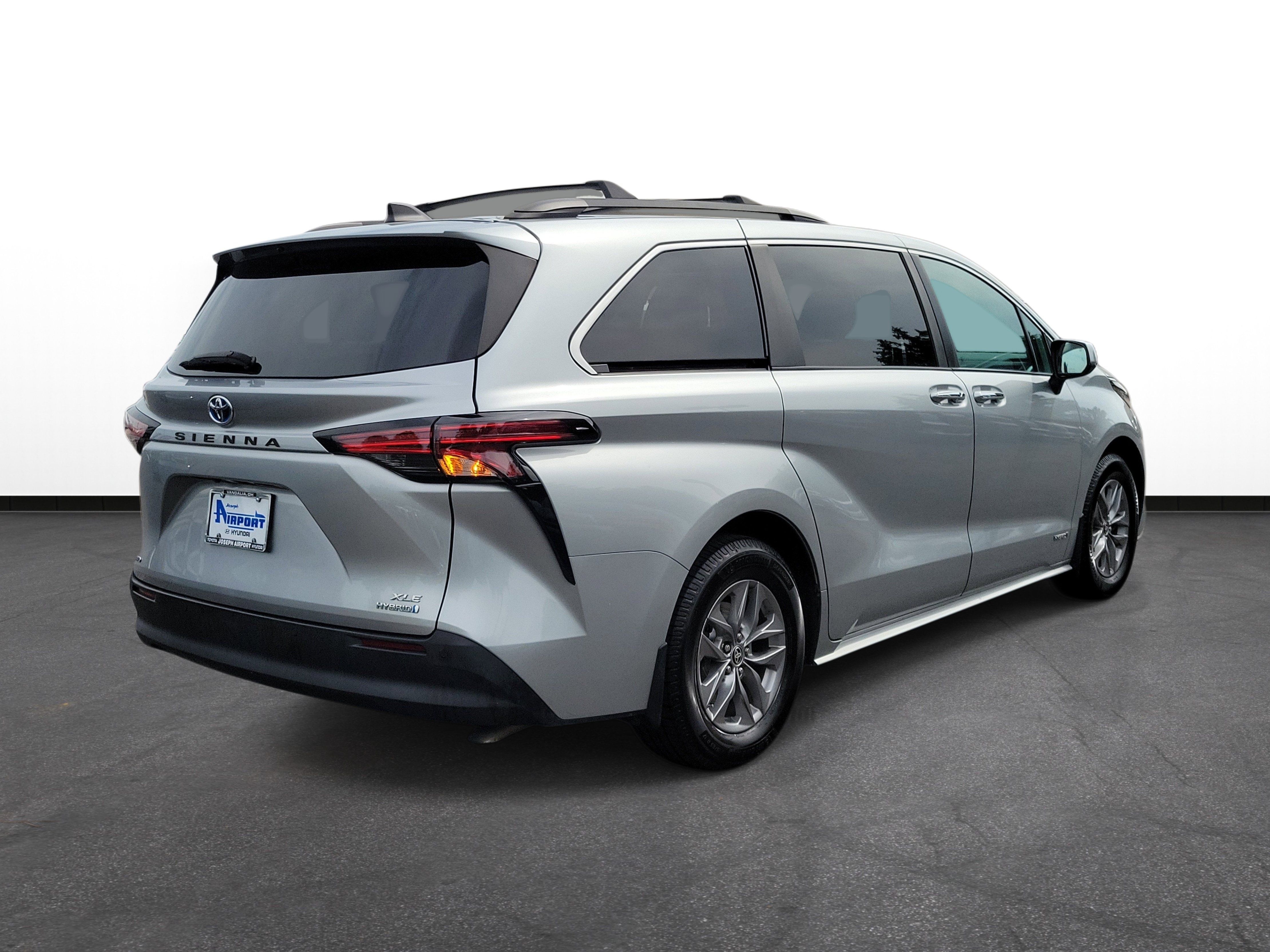 Used 2021 Toyota Sienna XLE w/ XLE Plus Package AWD/4WD image 4