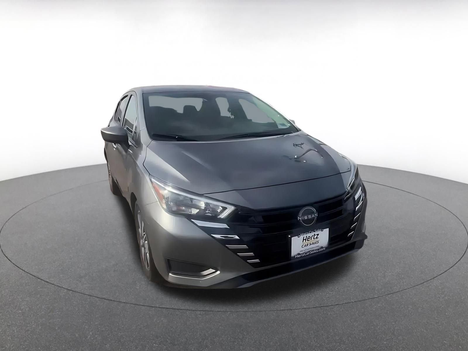 Used 2025 Nissan Versa SV image 3