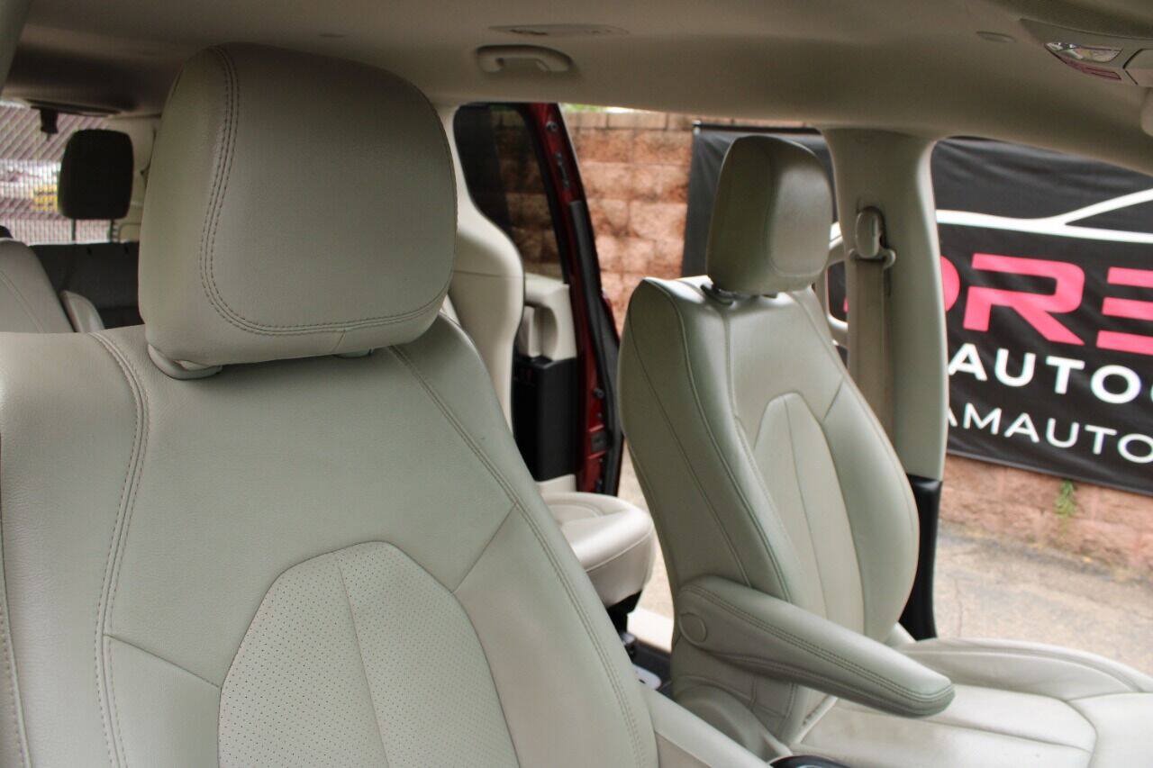 Used 2021 Chrysler Pacifica Touring-L FWD image 16