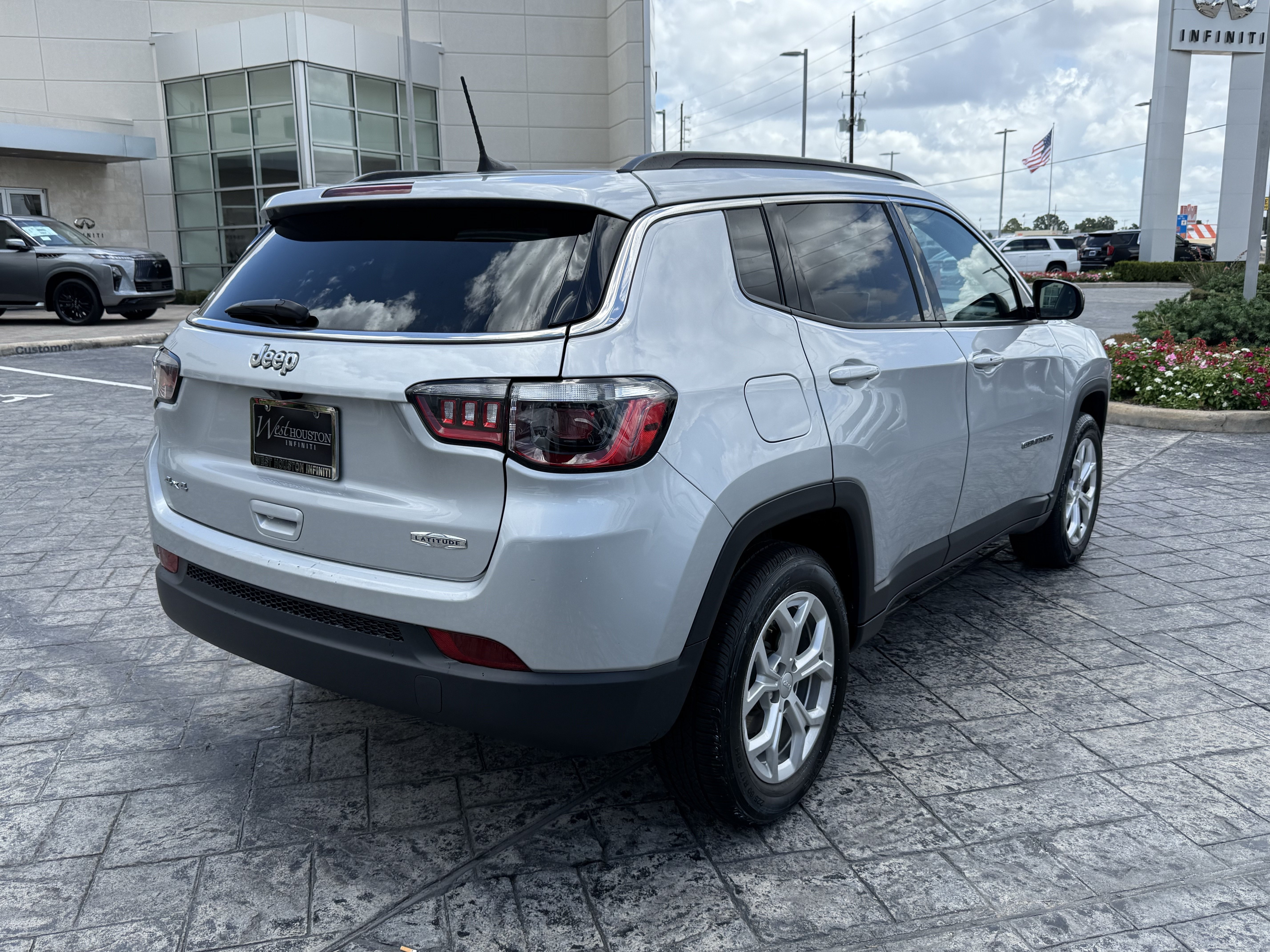 Used 2024 Jeep Compass Latitude AWD/4WD image 7