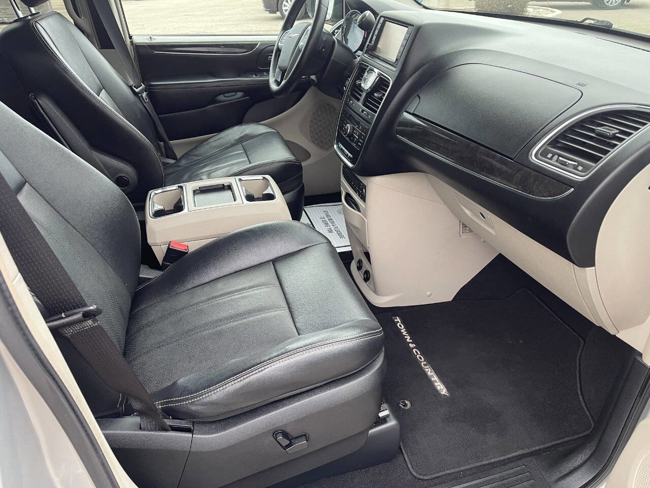 Used 2012 Chrysler Town & Country Touring-L w/ Entertainment Group #2 image 18