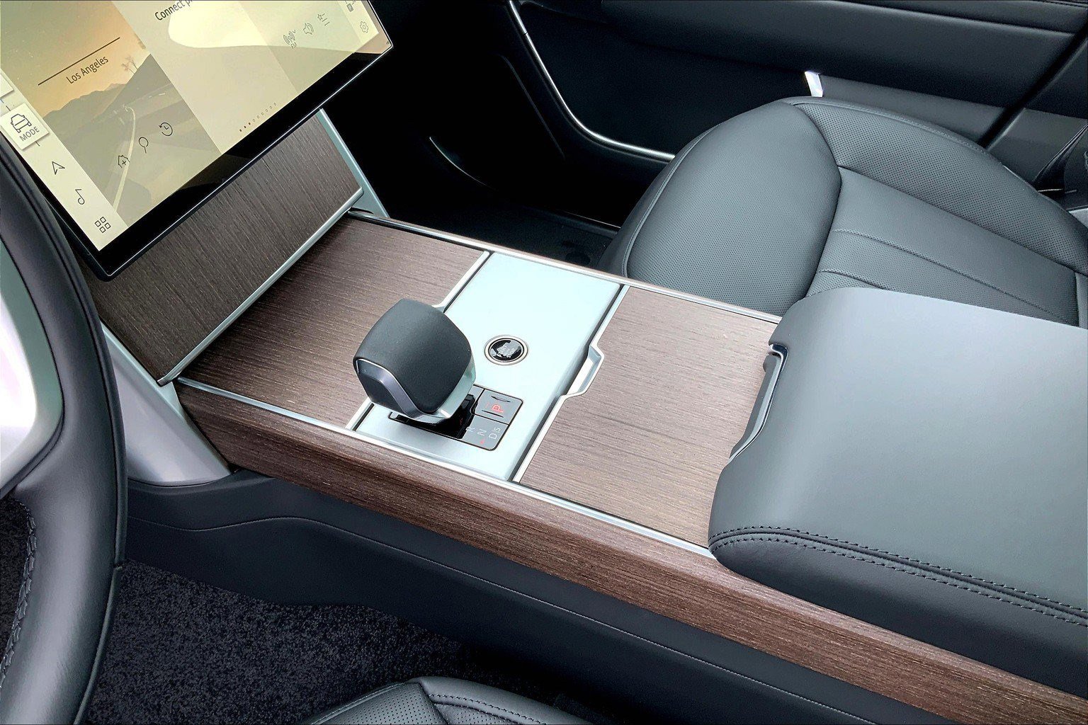 New 2025 Land Rover Range Rover Long Wheelbase SE image 8