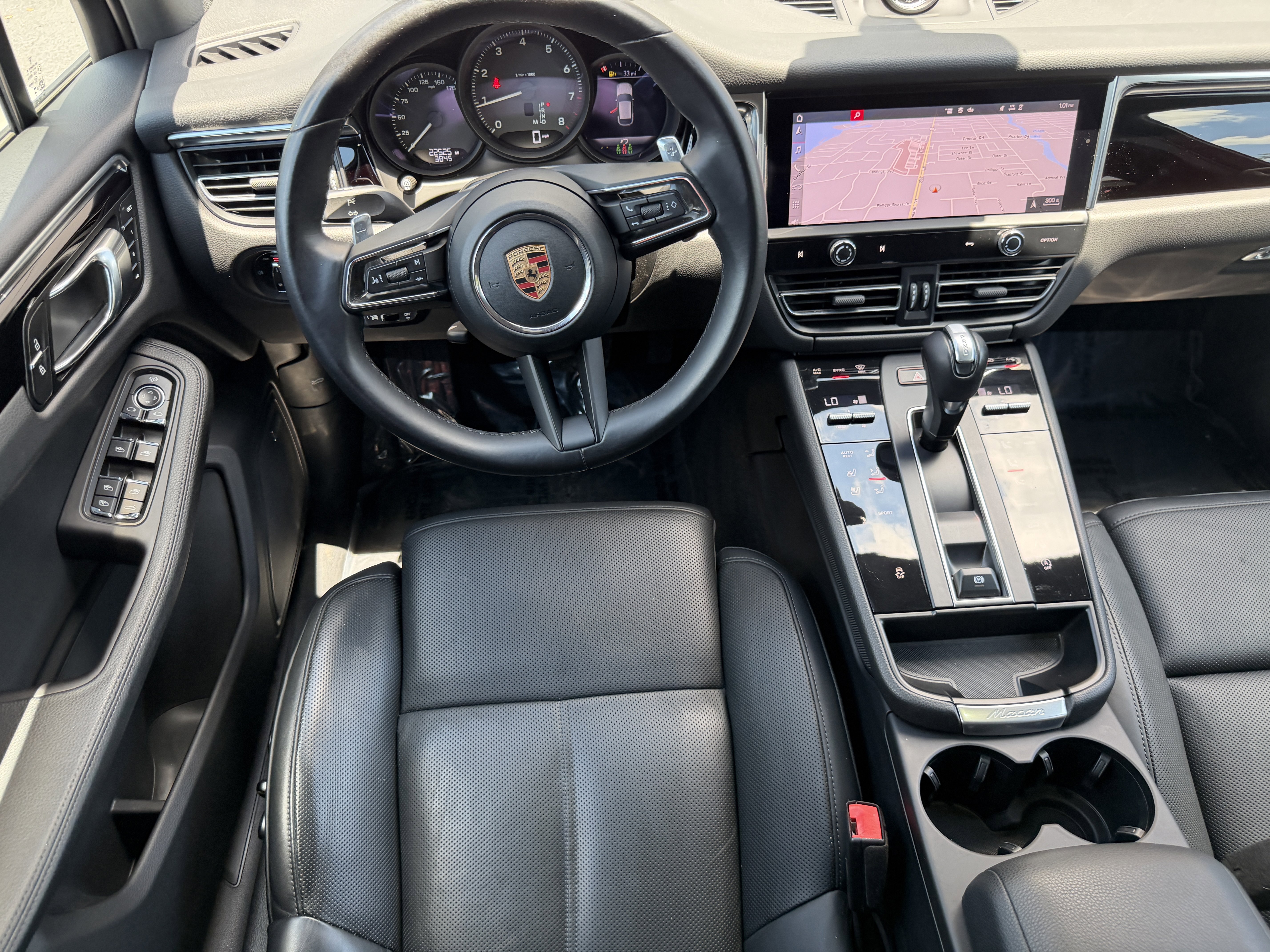 Certified 2024 Porsche Macan AWD/4WD image 18