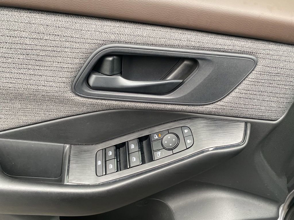 Used 2023 Nissan Rogue S image 11