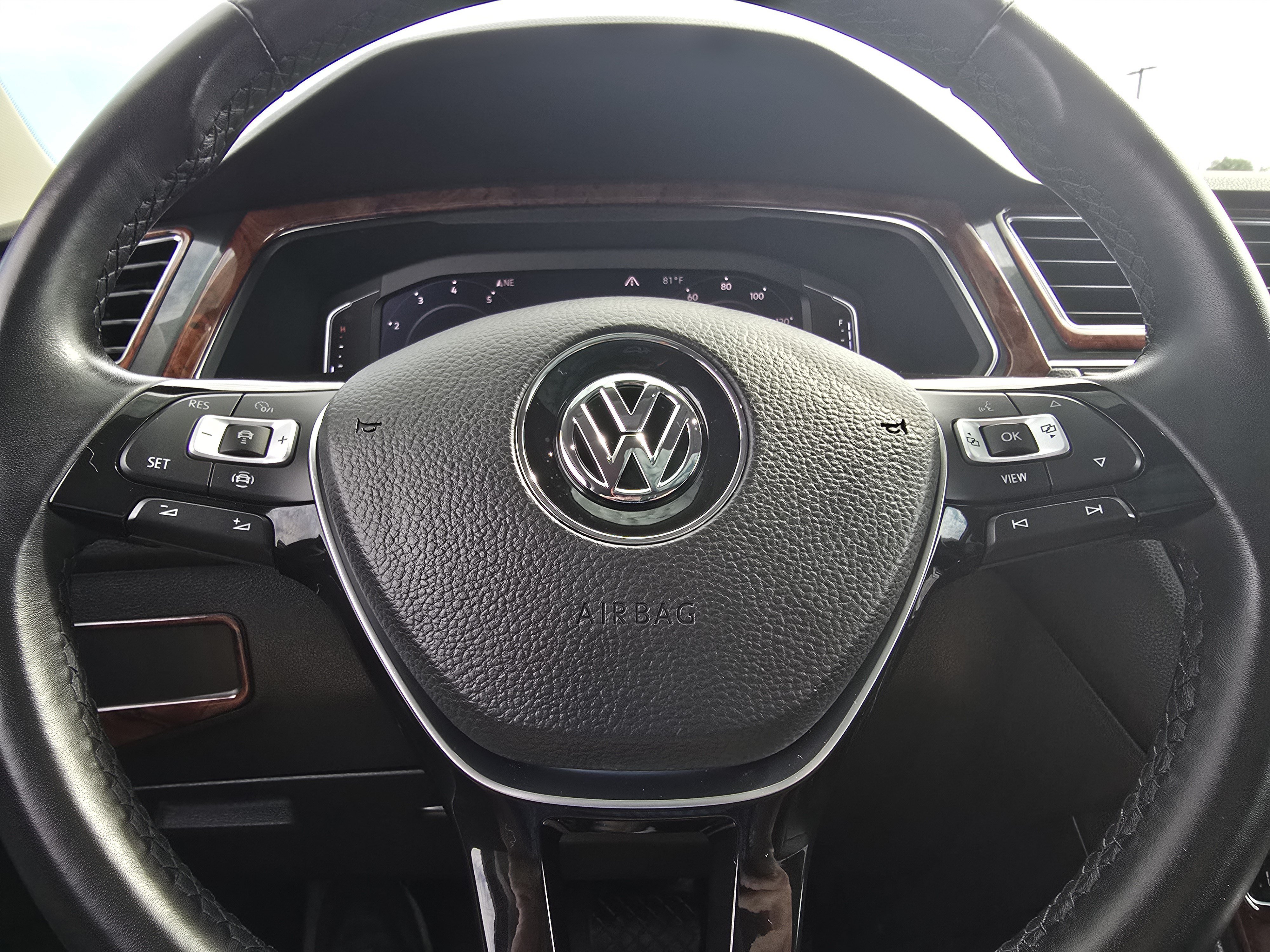 Used 2019 Volkswagen Tiguan SEL AWD/4WD image 24