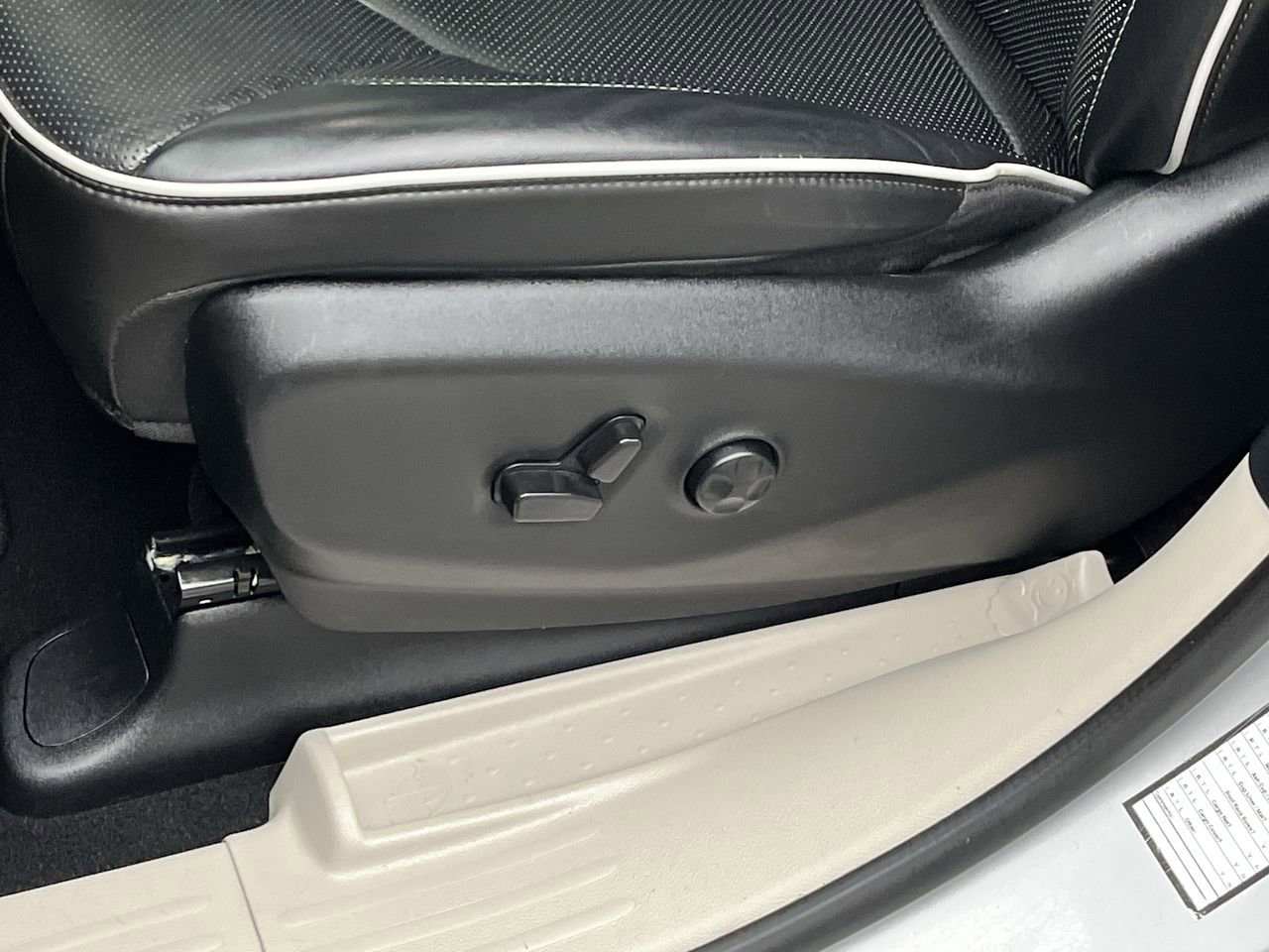 Used 2024 Chrysler Pacifica Limited FWD image 11