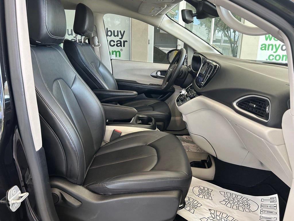 Used 2024 Chrysler Pacifica Touring-L FWD image 20