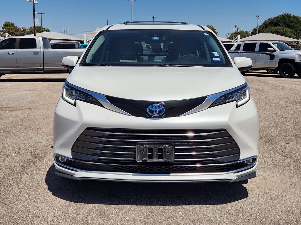 Used 2022 Toyota Sienna Limited FWD image 2