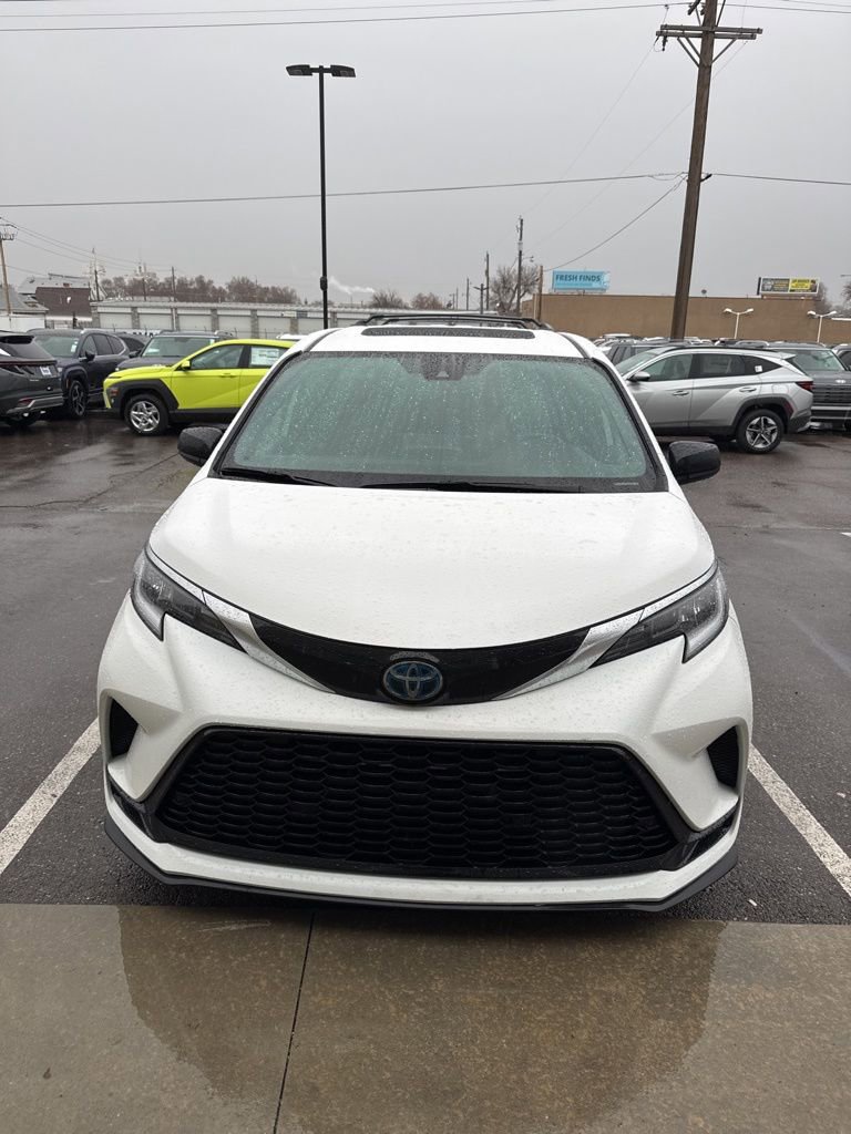 Used 2022 Toyota Sienna XSE w/ XSE Plus Package image 2