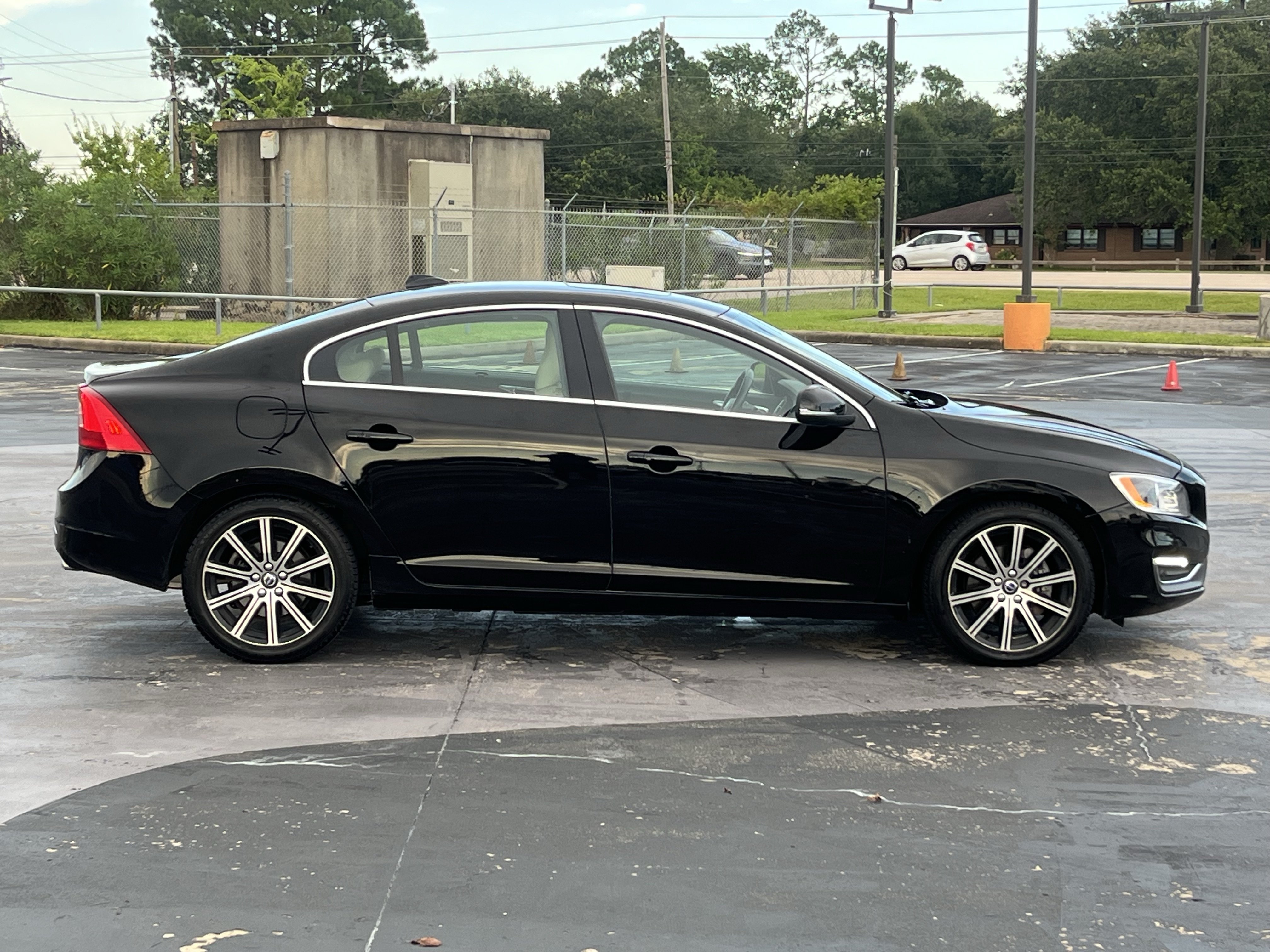 Used 2017 Volvo S60 T5 Inscription Platinum w/ Climate Package AWD/4WD image 10