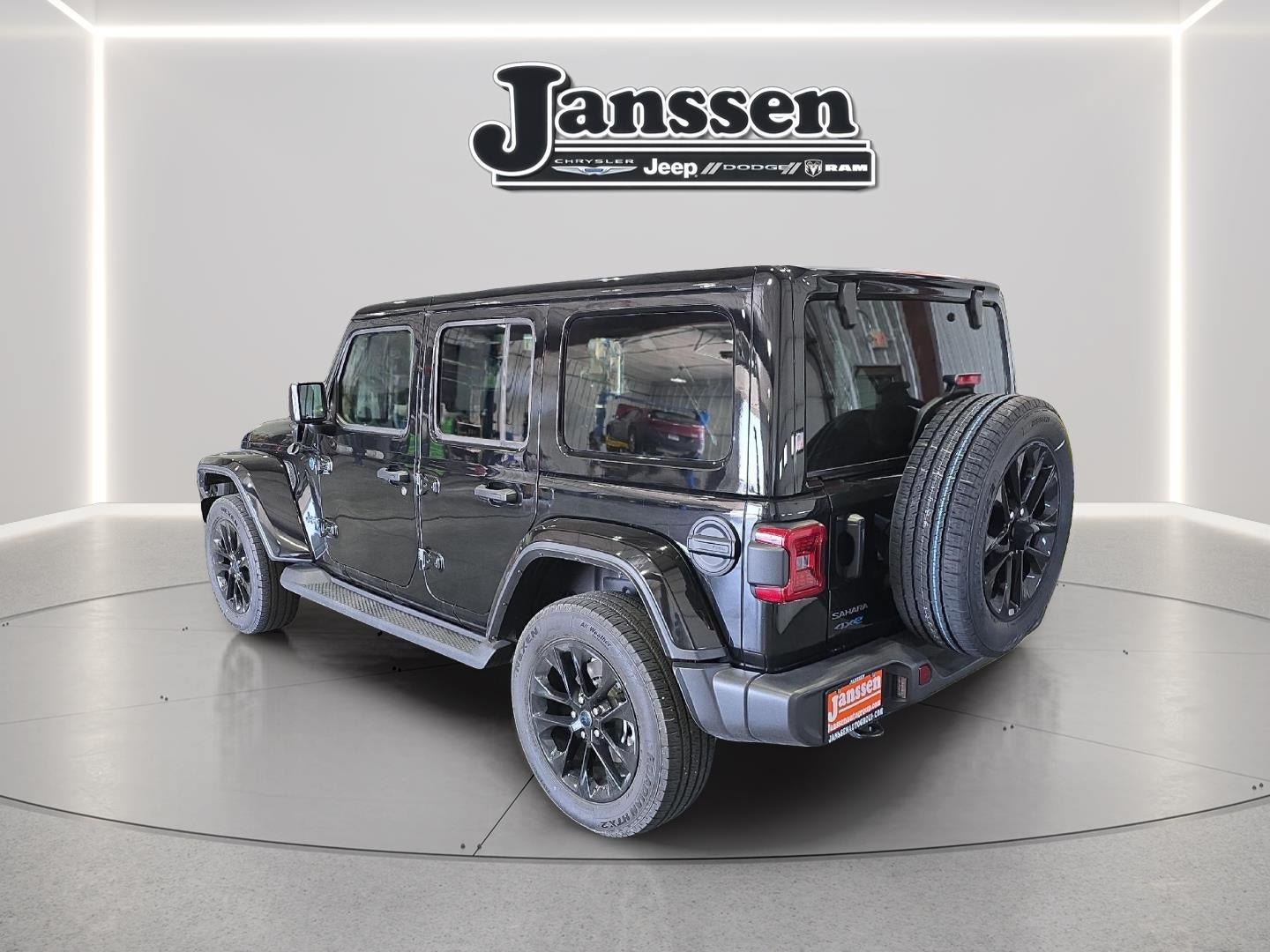 Used 2025 Jeep Wrangler Unlimited Sahara AWD/4WD image 3