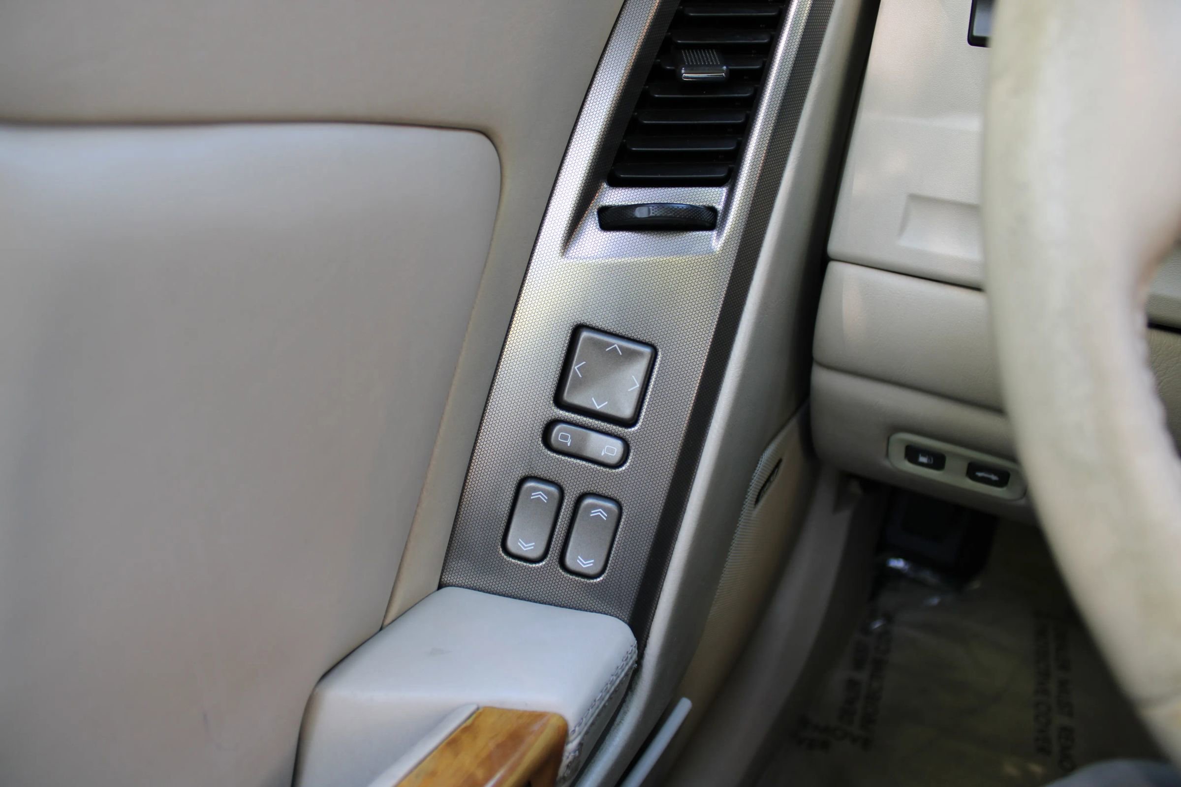 Used 2005 Cadillac XLR RWD image 25