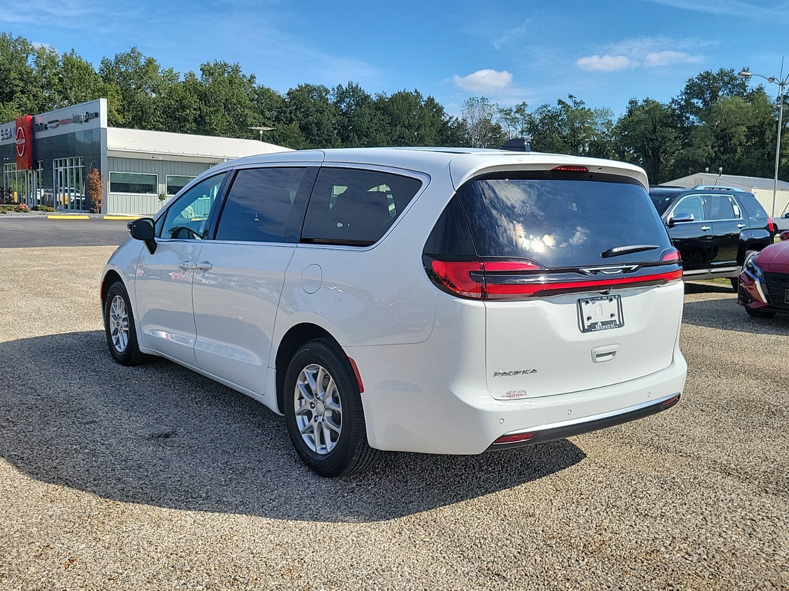 New 2027 Chrysler Pacifica Select FWD image 4