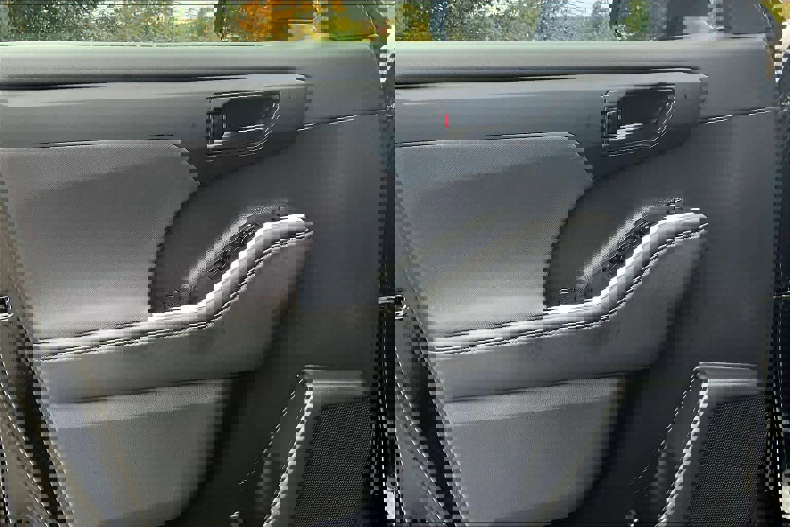 Used 2023 Toyota Highlander LE image 19