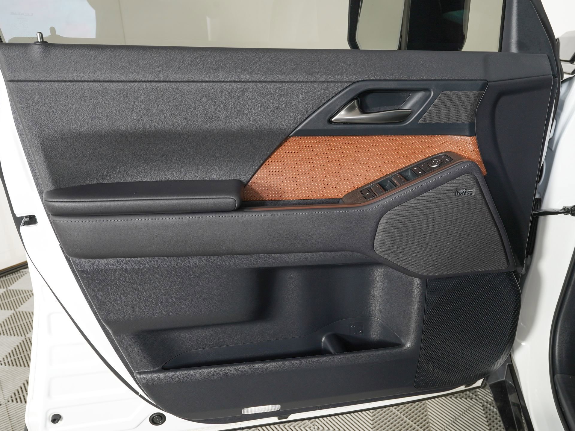 Used 2024 Lexus GX 550 w/ Accessory Package (2T) AWD/4WD image 17