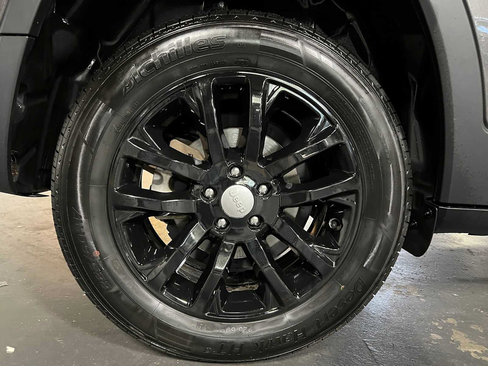 Used 2019 Jeep Cherokee Latitude Plus FWD image 9