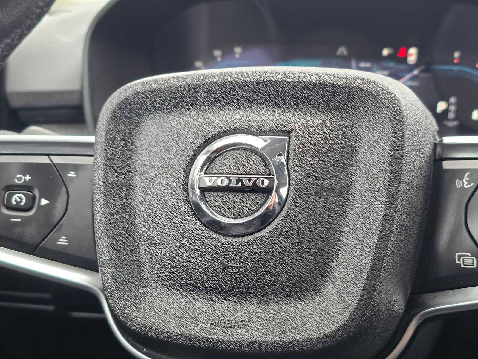 Used 2025 Volvo XC40 B5 Plus AWD/4WD image 30