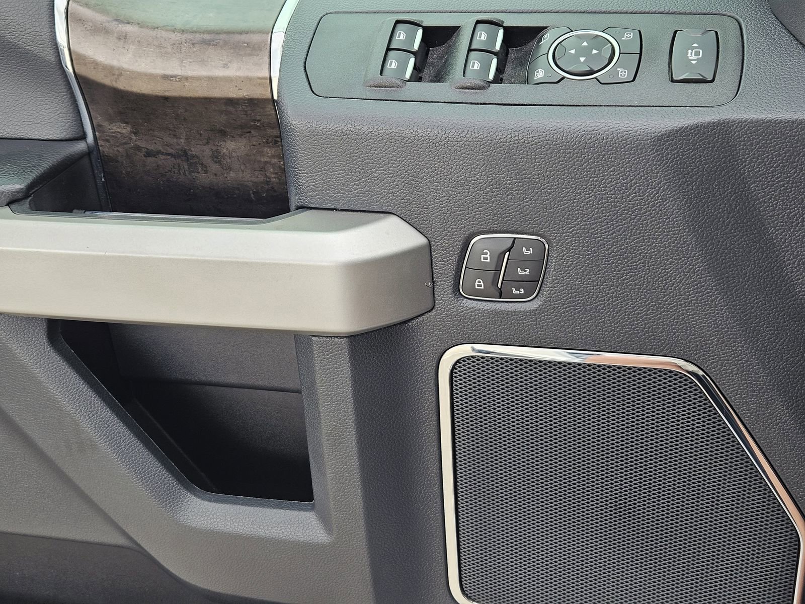 Used 2022 Ford F350 Lariat w/ Chrome Package image 29