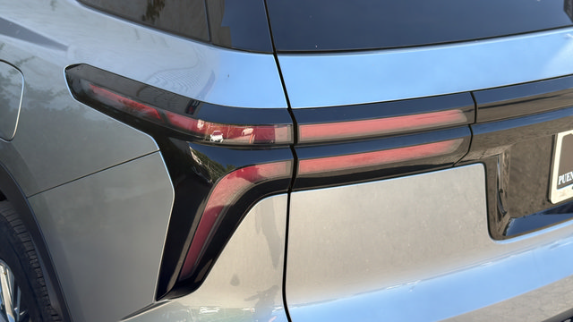 Used 2025 Chevrolet Traverse LT FWD image 35