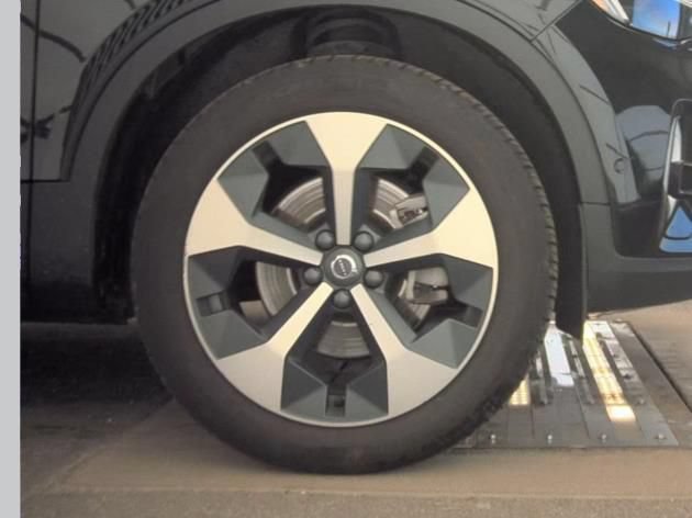 Used 2025 Volvo XC40 B5 Plus AWD/4WD image 6