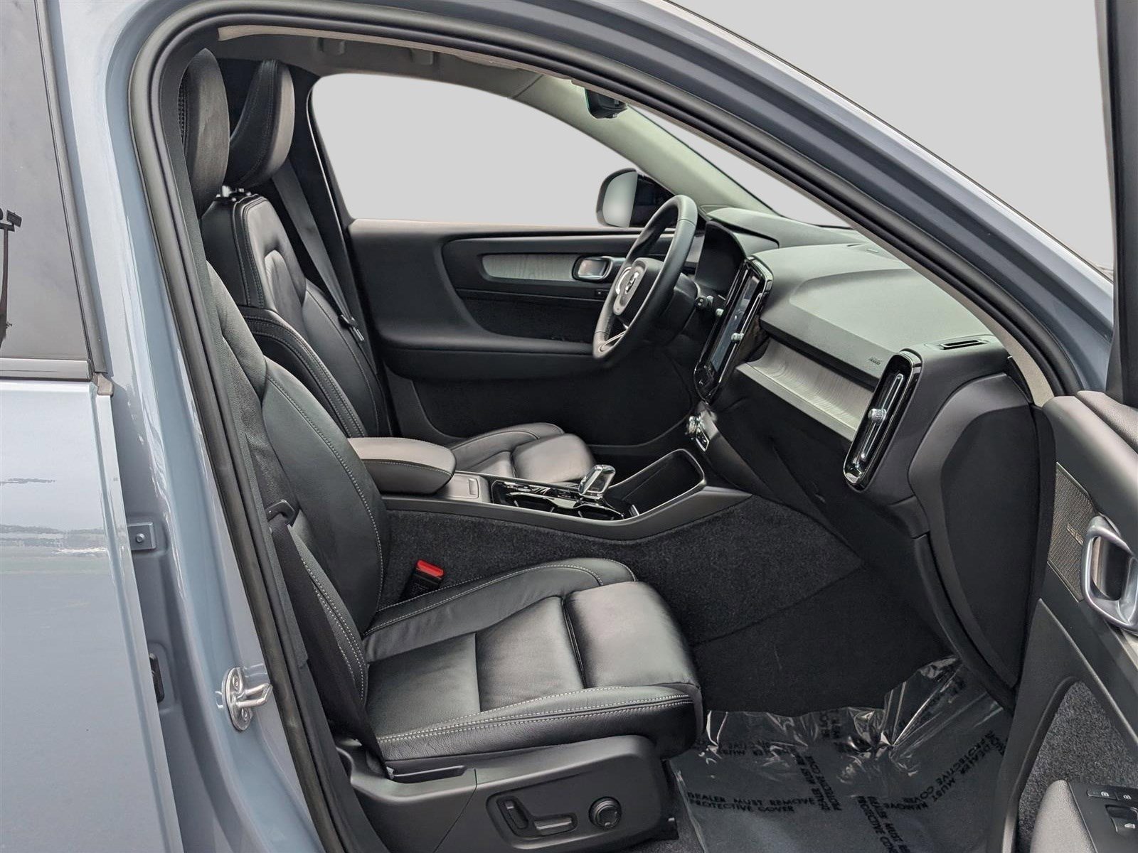 Used 2023 Volvo XC40 B5 Ultimate image 12