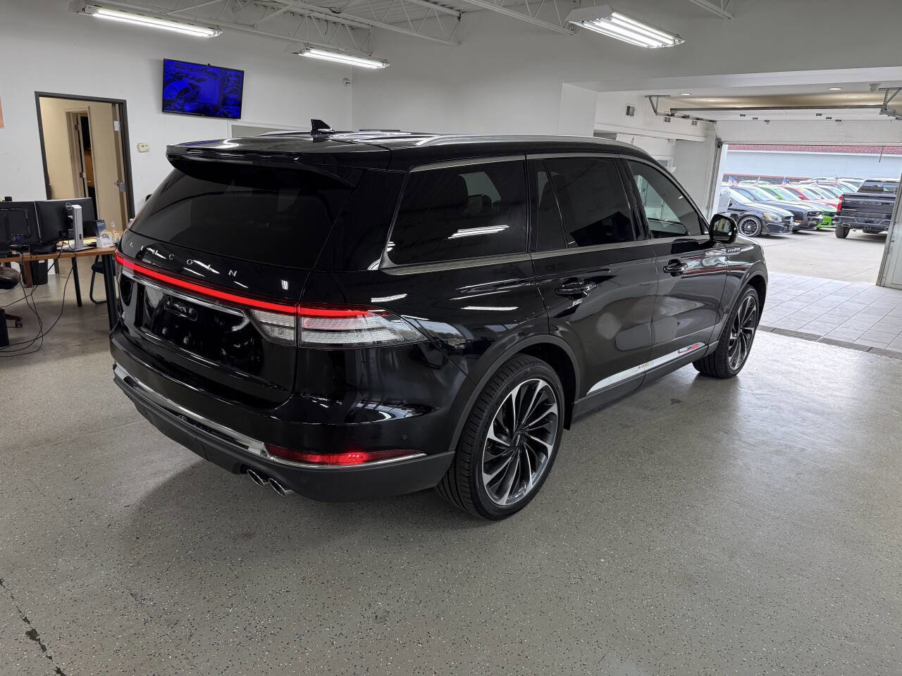 Used 2020 Lincoln Aviator Reserve w/ Equipment Group 202A image 11