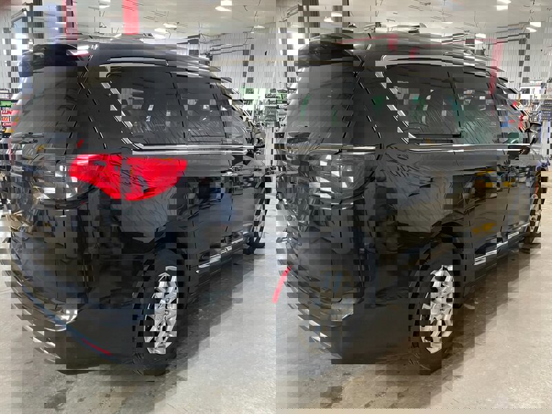 Used 2020 Chrysler Pacifica Touring-L image 6