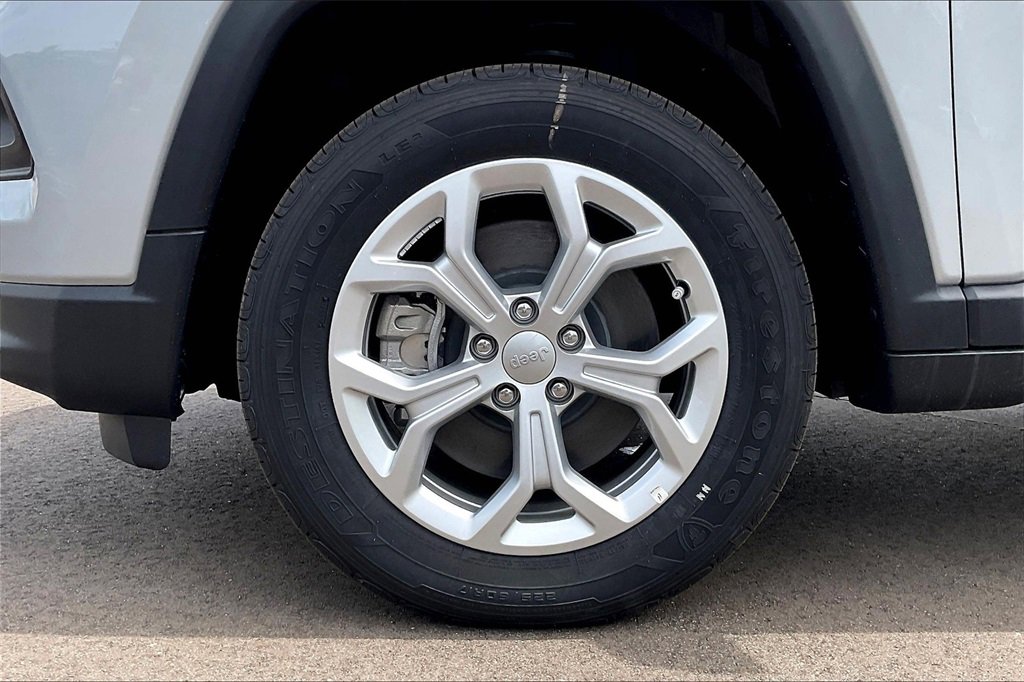 New 2024 Jeep Compass Latitude image 12