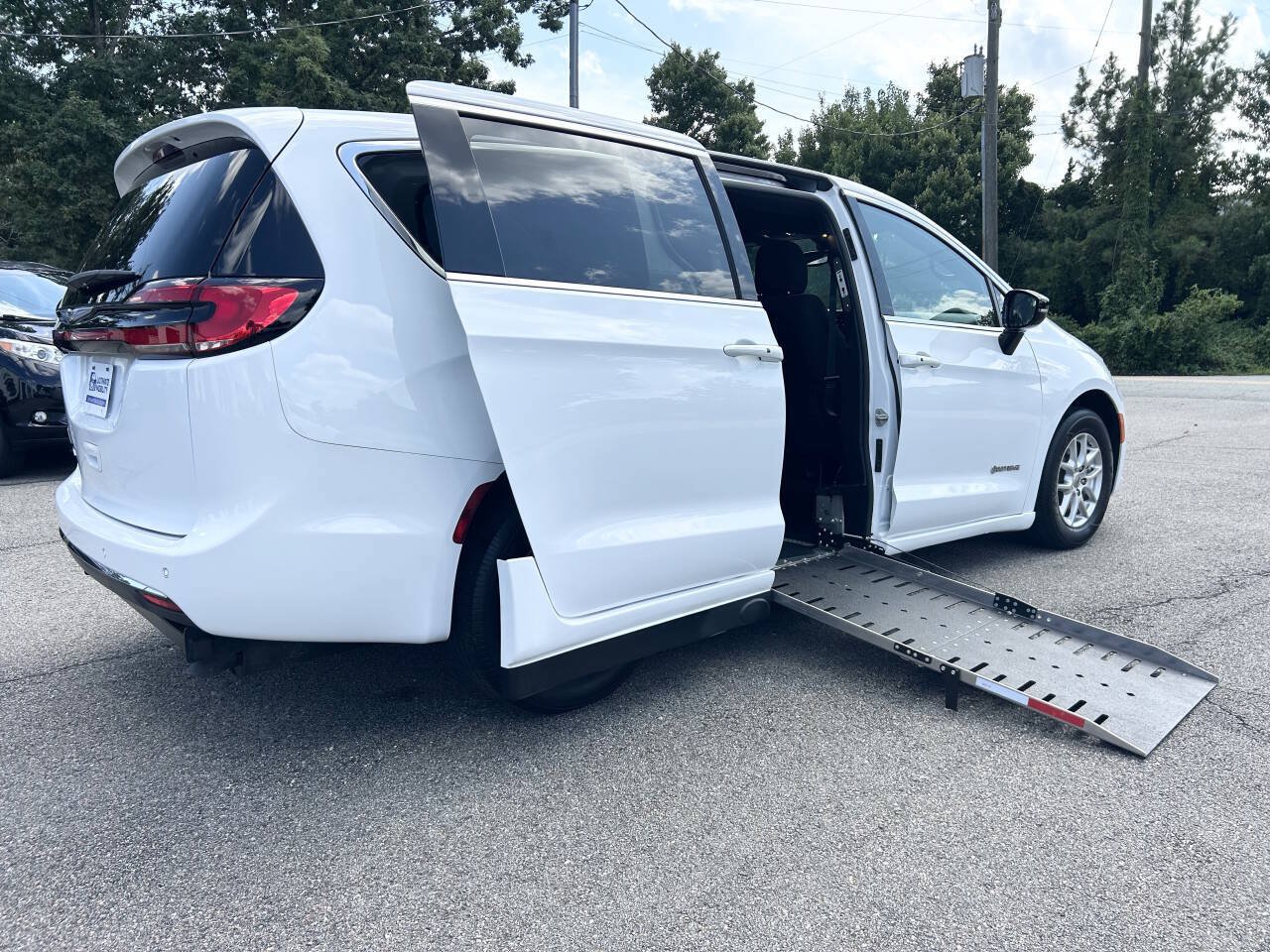 Used 2024 Chrysler Pacifica Touring FWD image 2