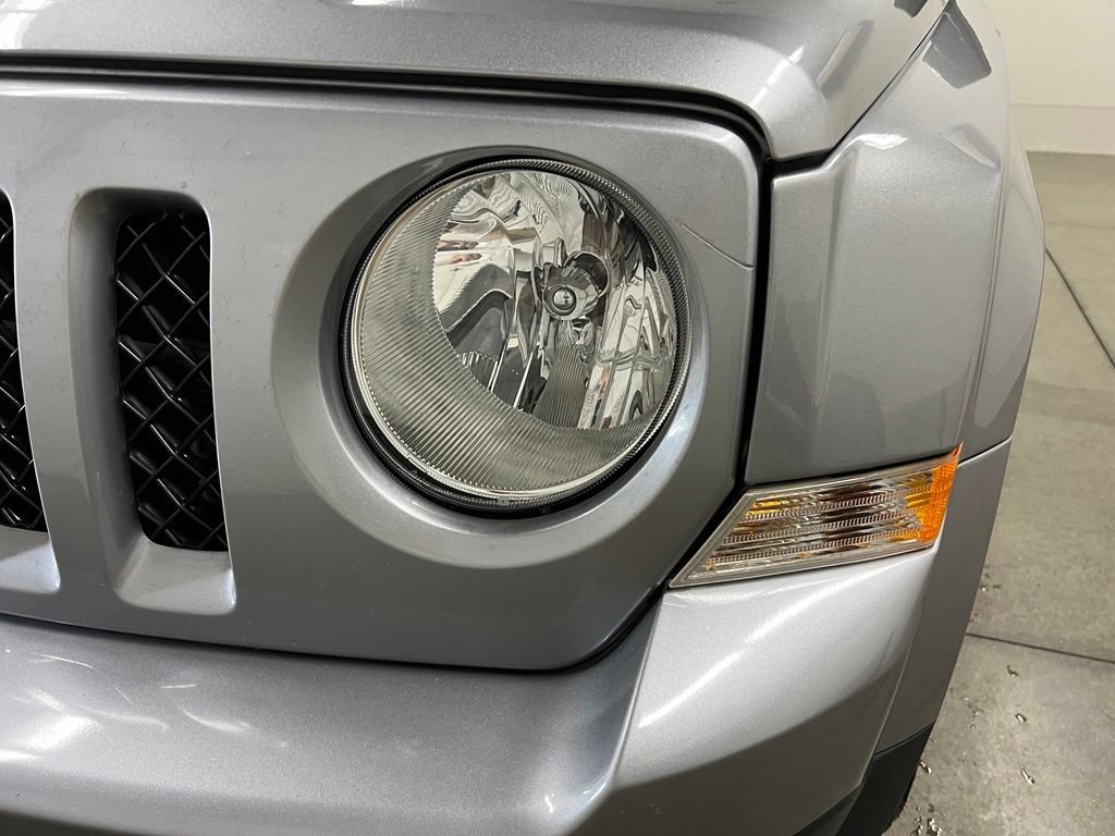 Used 2016 Jeep Patriot Latitude AWD/4WD image 11
