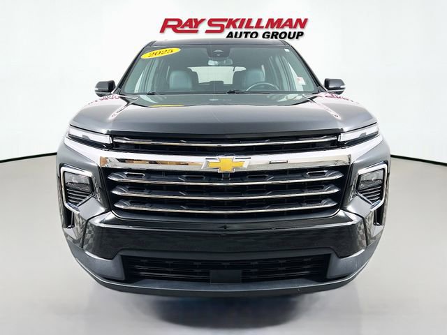 Used 2025 Chevrolet Traverse LT image 2