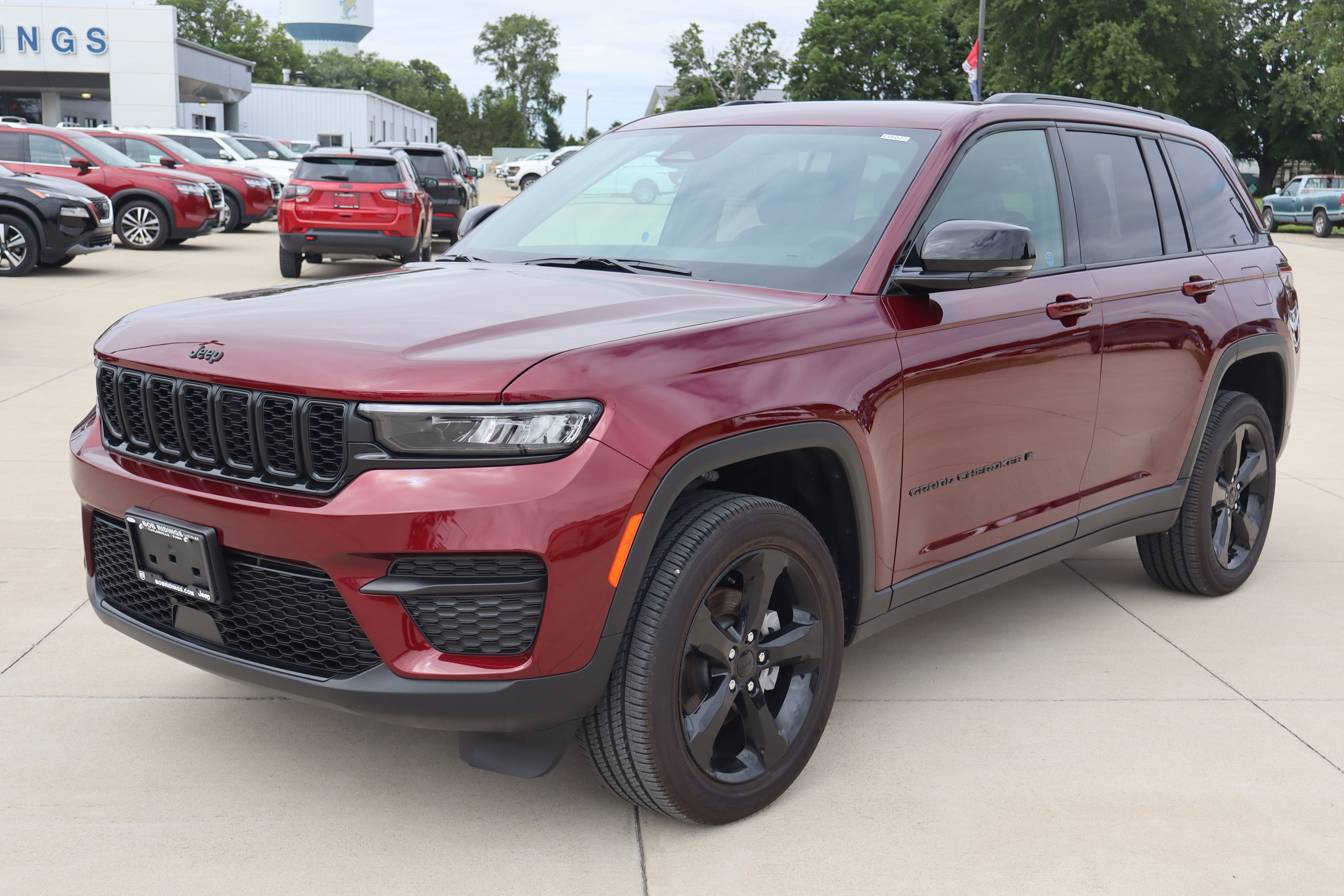 Used 2025 Jeep Grand Cherokee Altitude AWD/4WD image 2