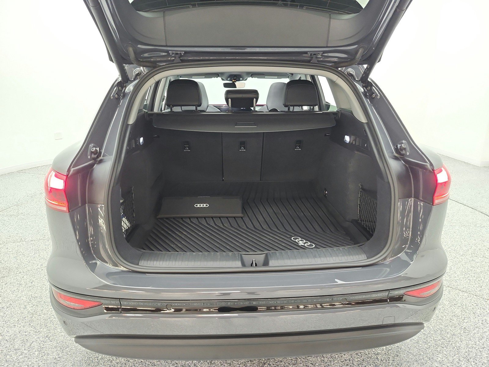 Used 2025 Audi Q6 e-tron Prestige w/ Black Warm Weather Package AWD/4WD image 18