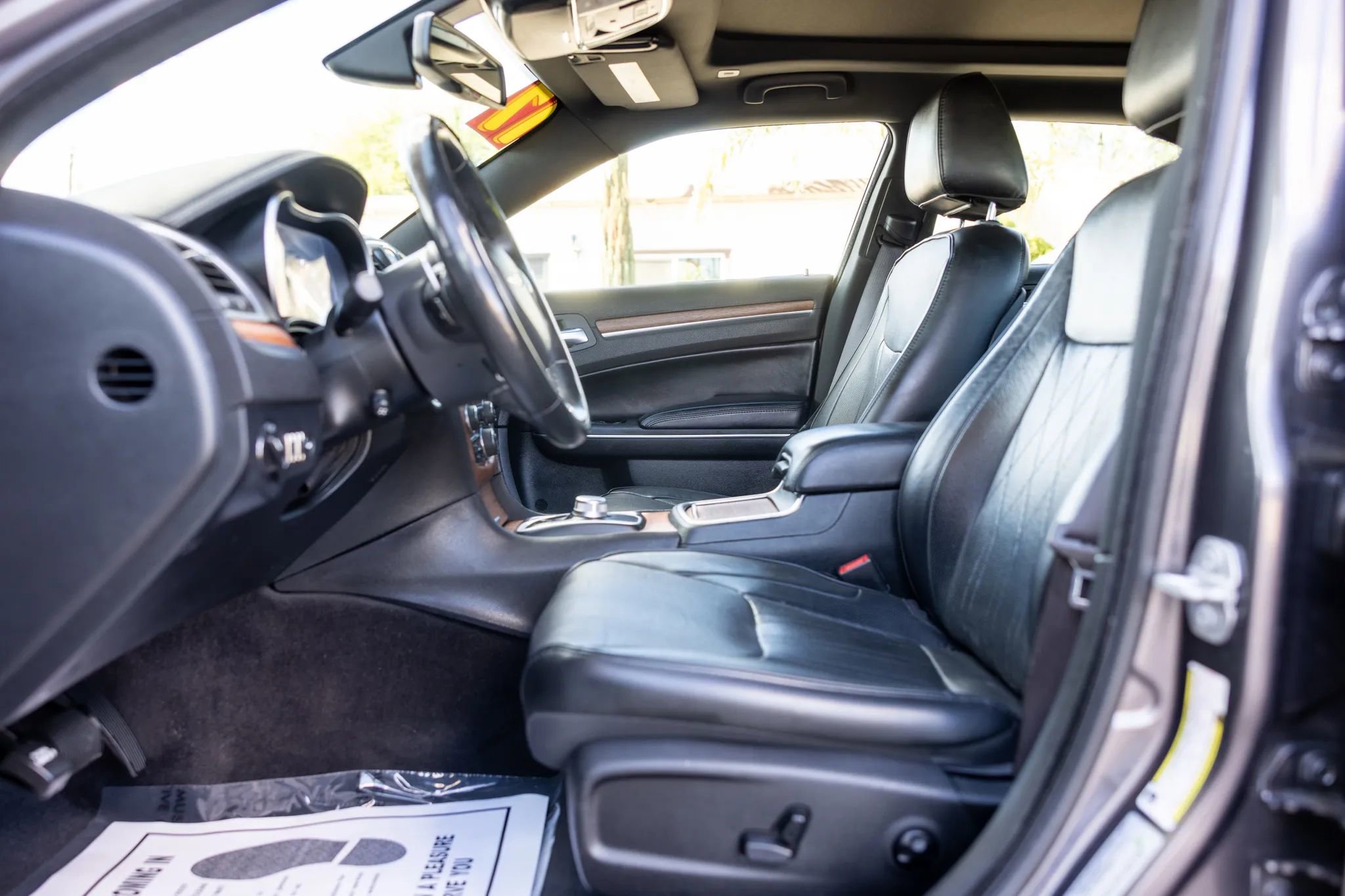 Used 2017 Chrysler 300 C Platinum image 12