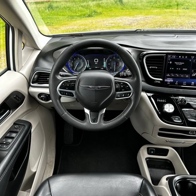 Used 2023 Chrysler Pacifica Touring-L FWD image 26
